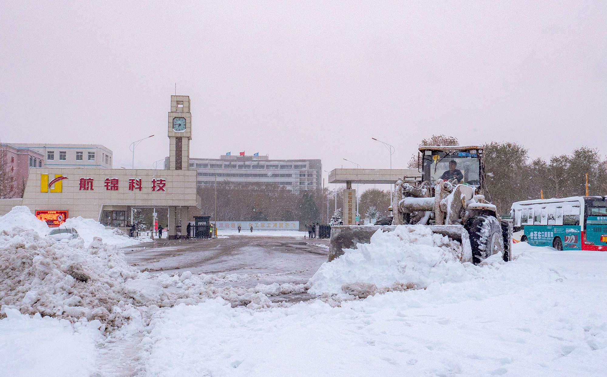 暴風雪面前 他們這樣詮釋企業精神 ——航錦科技積極應對暴風雪天氣 保證生產經營有序進行